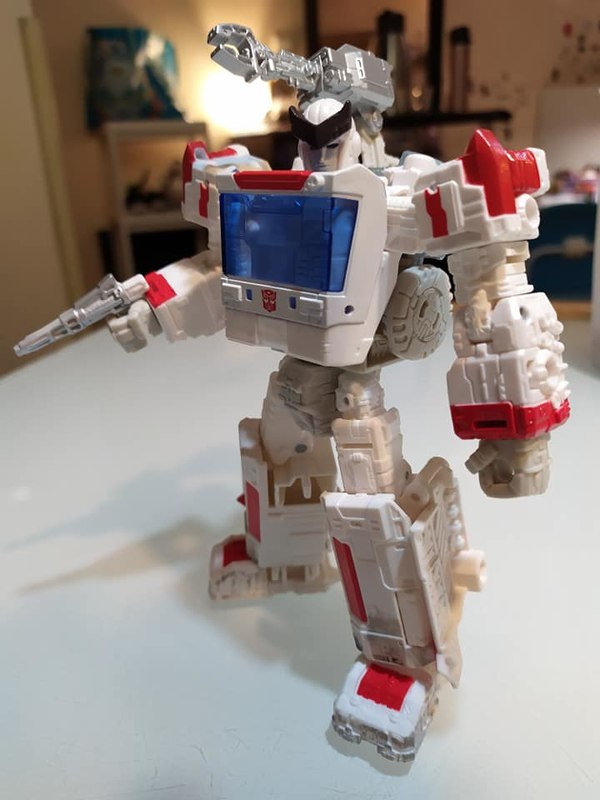 Transformers Siege Ratchet More In Hand Photos Showing Repair Bay Mode And Up Close Details 01 (1 of 12)